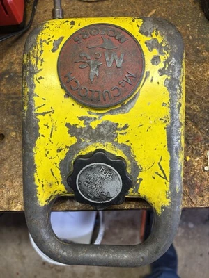 Tanque de gasolina para motosierra McCulloch 3-25 con insignia McCulloch Motors. Buen tanque interior. Foto 1 de 4