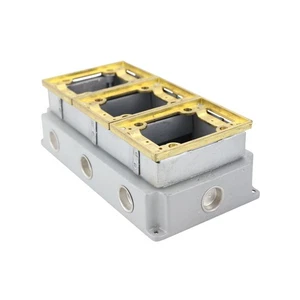 THOMAS & BETTS 3 GANG GUSSEISEN TIEFBODEN BOX MESSINGVERKLEIDUNG - Bild 1 von 3