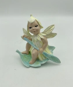 Keramik Biskuit Gare Tautropfen Fee Blatt Boot Figur signiert D.R. - Bild 1 von 7