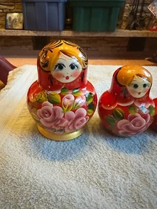 10 piece nesting, doll red with gold accent, blonde haired blue eye, pink flower - Bild 1 von 7