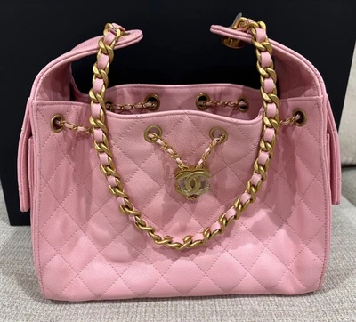 Nuevo y en caja Auténtico Bolso Hobo Chanel 25 Pequeño Rosa Caviar Dorado Herrajes Foto 1 de 4
