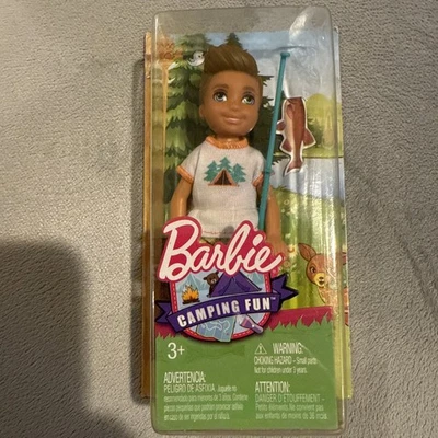 Barbie Camping Divertido Chelsea Boy Muñeca 5 1/2" Pesca FGC92 - NUEVO Foto 1 de 4