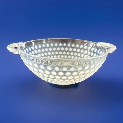 Prato de doces vintage Anchor Hocking Moonstone opalescente Hobnail com alças 6" D - Imagem 1 de 4