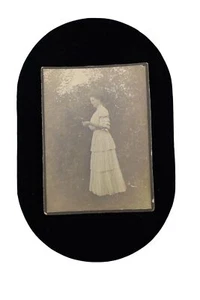 Late 1800's Early 1900's Cabinet Card Photograph Women Holding Flower Outdoors - Picture 1 of 2