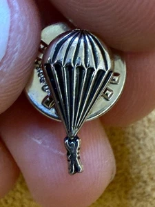 Spilla distintivo bavero vintage paracadute uomo paracadutista argento sterling da collezione 7072 - Foto 1 di 2