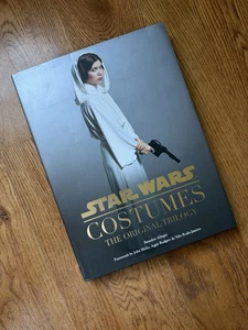 ⭐️COSTUMI STAR WARS LA TRILOGIA ORIGINALE LIBRO COPERTINA RIGIDA DUST JACKET ALINGER - Foto 1 di 22
