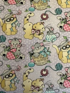 Ostern Katzen mit Eiern auf Lavendel Baumwollstoff von Fabric Traditions Frühling HY - Bild 1 von 4