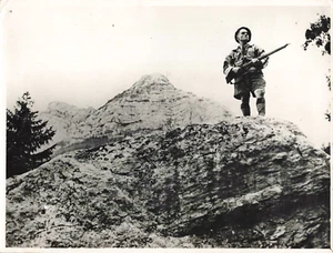 WW2 PHOTO DE PRESSE GUERRE HOMME DANS LE MAQUIS RESISTANCE FRANCAISE ALPES - Imagen 1 de 2