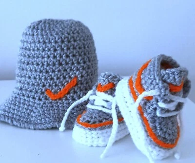 ZAPATILLAS DEPORTIVAS BEBÉ CROCHET BUCKET Y HECHAS A MANO GRIS NARANJA TEJIDO  Foto 1 de 4