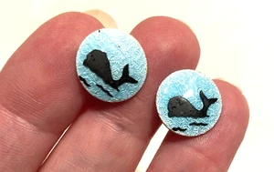 Pendientes vintage esmaltados guilloche post, ballena negra sobre fondo azul - Imagen 1 de 3