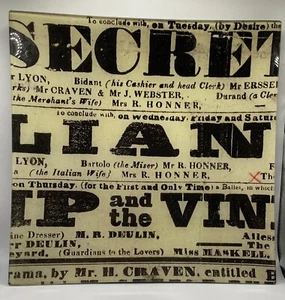**RAR** JOHN DERIAN "PLAYBILL" DECOUPAGE TABLETT/TELLER - Bild 1 von 2