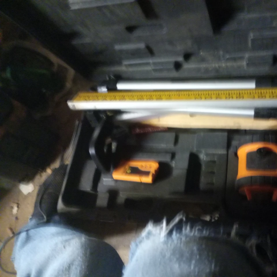 Johnson 40-6517 800 ft. Nivel láser giratorio autonivelante rojo con haz 360 Foto 1 de 3