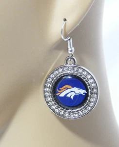 ORECCHINI GOCCIA DENVER BRONCOS LOGO TONDO CON STRASS TRASPARENTI - GRANDI - Foto 1 di 6