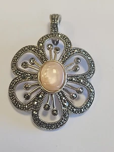 COLGANTE PLATA ESTERLINA CON CENTRO OVALADO PIEDRA MELOCOTÓN Y MARCASITAS - Imagen 1 de 3