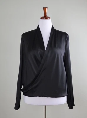 Top CHICO'S Etiqueta Negra Nuevo con Etiquetas $168 Seda Satinada Sobreplice en Negro Talla Grande / 2 Foto 1 de 4