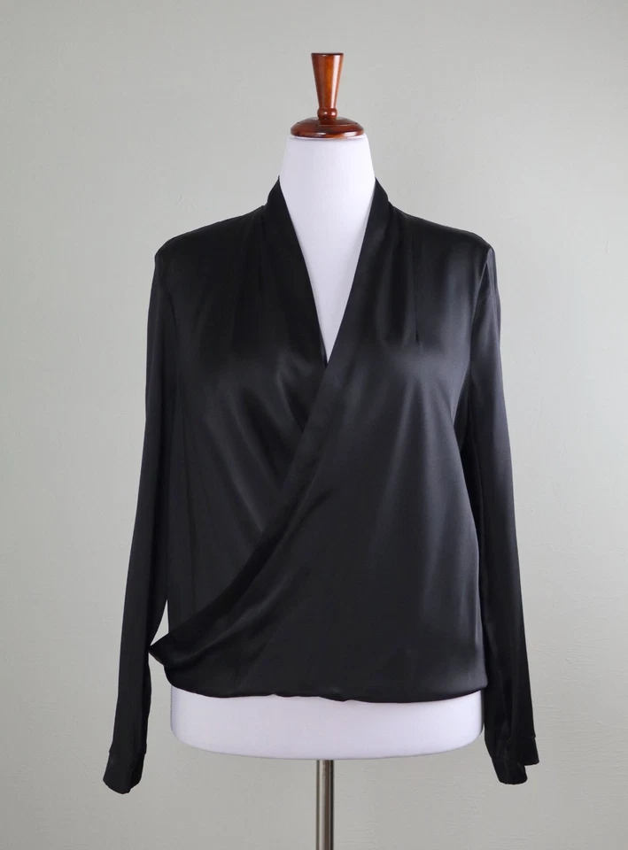 Top CHICO'S Etiqueta Negra Nuevo con Etiquetas $168 Seda Satinada Sobreplice en Negro Talla Grande / 2 Foto 1 de 4
