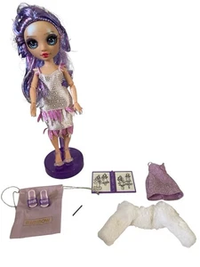 Muñeca Rainbow High Fantástica Moda Sauce Violeta Con Accesorios Extra - Imagen 1 de 2