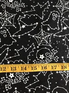 Brillo en la Oscuridad Halloween Calavera Fantasma Murciélago Bruja Sombrero Tela FRANELA Negra BTHY - Imagen 1 de 3
