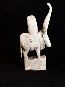 250143 - AloAlo Zebu head sculpture, fragment of funerary stele of Mahafaly - Picture 1 of 8
