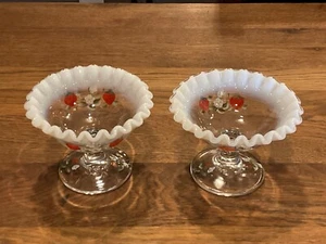 (2) Composte FENTON francesi opalescenti dipinte a mano fragola arruffate - Firmate - Foto 1 di 8