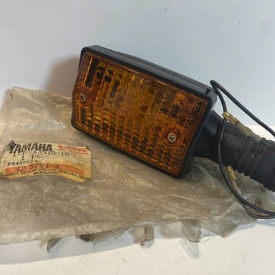 NOS 雅马哈 XT125 82-83 XT200 82 DT50 88-90 正品 FRNT 转向信号 17F-83310-10 — 第 1/4 张图片