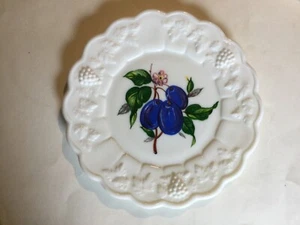 Westmoreland getäfelte Traube 8-1/2" Salatteller mit Pflaumen - Bild 1 von 2