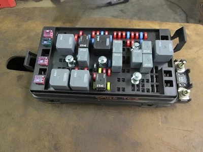 2004-2006 Chevy Colorado GMC Canyon Engine Fuse Box OEM - Imagem 1 de 4