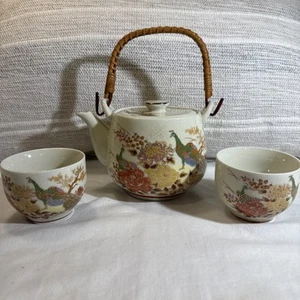Vintage Porzellan Made in Japan Teekanne Set Blumen Pfau Bambus Griff Deckel 2 Tassen - Bild 1 von 24