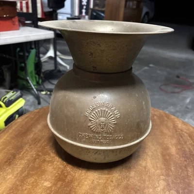 Escupitaja de tabaco para masticar marca Redskin de colección de 10" de alto decoración antigua de latón Foto 1 de 4