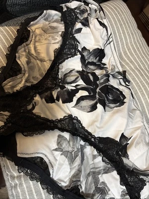NOVO Lane Bryant CACIQUE Back Floral Renda Alças Pretas Traseiras HIPSTER Tamanho 26 28 - Imagem 1 de 4