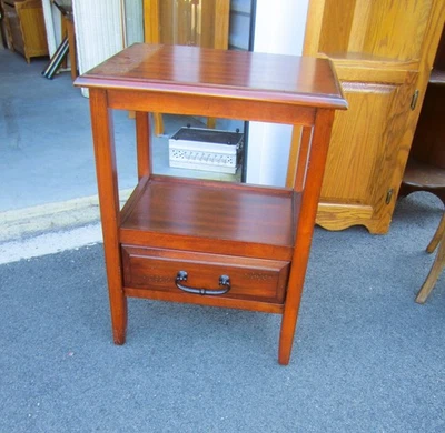 MESA DE ACENTO PIER 1 IMPORTS, MANCHA COLOR CEREZA PROFUNDA CON HERRAJES DE METAL NEGRO Foto 1 de 4