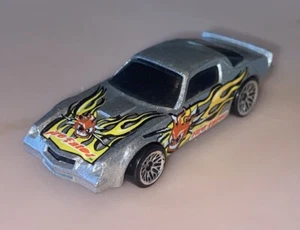 VINTAGE 1982 RUOTE CALDE ARGENTO CAMARO Z-28 ROSSO DIAVOLO MANGIATORE FUOCO raro originale ++ - Foto 1 di 7