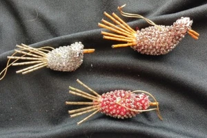 3 Stck. Rarität Vintage MID CENTURY Dekor PERLEN PAILLETTEN Handarbeit Stecknadel * Vogel * Ornamente - Bild 1 von 7