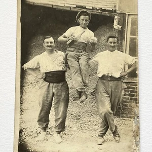 Antike RPPC Foto Postkarte Hübsche Männer Weinkünstler seltsamer Akrobat - Bild 1 von 10