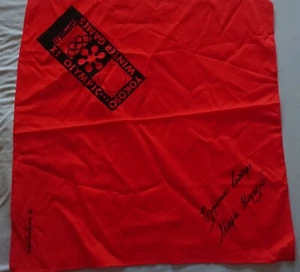 Bufanda Vintage Sapporo 1972 XI Juegos Olímpicos de Invierno Japón - Bufanda Roja Firmada Rara - Imagen 1 de 4