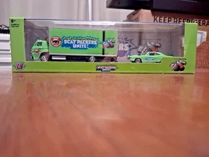 1/64 M2 machines auto haulers 1970 dodge L600 and 1970 dodge super bee green - Picture 1 of 4