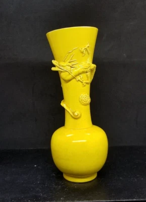 Jarrón japonés Awaji Minpei Ware monocromo amarillo dragón período Meiji 8,75" de alto Foto 1 de 4