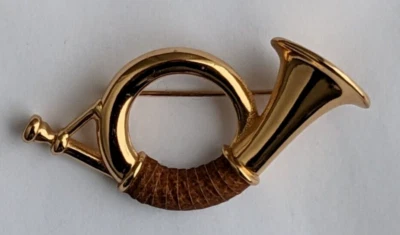 Broche cuerno francés tono dorado y tostado sin firmar 2 1/2" x 2 3/8" Foto 1 de 4