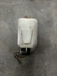 Depósito de lavadora de parabrisas Datsun 510 SSS KANTO SEIKI genuino usado con bomba - Imagen 1 de 6