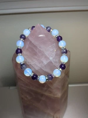 Pulsera elástica con cuentas de amatista y piedra lunar mediana-grande Foto 1 de 4