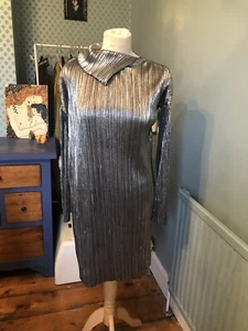Bellissimo abito a maniche collo alto metallico di Boohoo taglia 8 - Foto 1 di 4