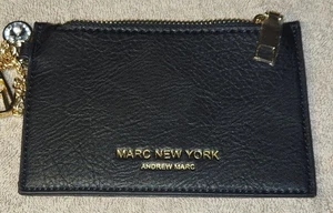 Muñequera monedero de cuero negro Marc New York Andrew Marc con tono dorado duro - Imagen 1 de 5
