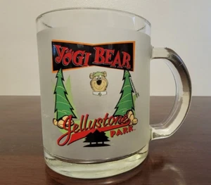 Vintage Yogi Bär Jellystone Park Camp Resort Milchglas/Becher Souvenir - Bild 1 von 12