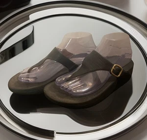 Sandalias FitFlop para mujer 6 negras con hebilla ajustada puntera tanga sin cordones cómodas - Imagen 1 de 14