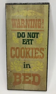 Letrero de placa de pared Wallace Berrie vintage años 70 7" x 3" advertencia sin galletas en la cama - Imagen 1 de 6