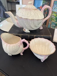 Tetera de porcelana con patrón de concha marina rosa Neptuno cerámica BELLEEK azúcar y crema - Imagen 1 de 23