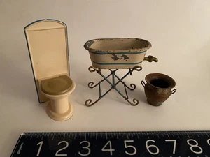 Antica CASA DELLE BAMBOLE TEDESCA MINIATURA pieghevole latta dipinta vasca da bagno, vaso, wc - Foto 1 di 16
