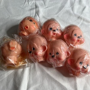 Vintage Neu aus altem Lagerbestand Menge 7 Kunststoff Puppenköpfe und Hände Frau Schweinchen Affen Puppenherstellung - Bild 1 von 13