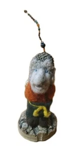 Handgefilzt Wald Wichtel Elfe Mann Ornament versteckt Blumen auf Rücken Eichel Hut - Bild 1 von 7