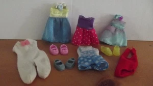 Kelly Puppengröße verschiedene Kleidung Outfit Kleid & Schuhe Paket 1 - Bild 1 von 8